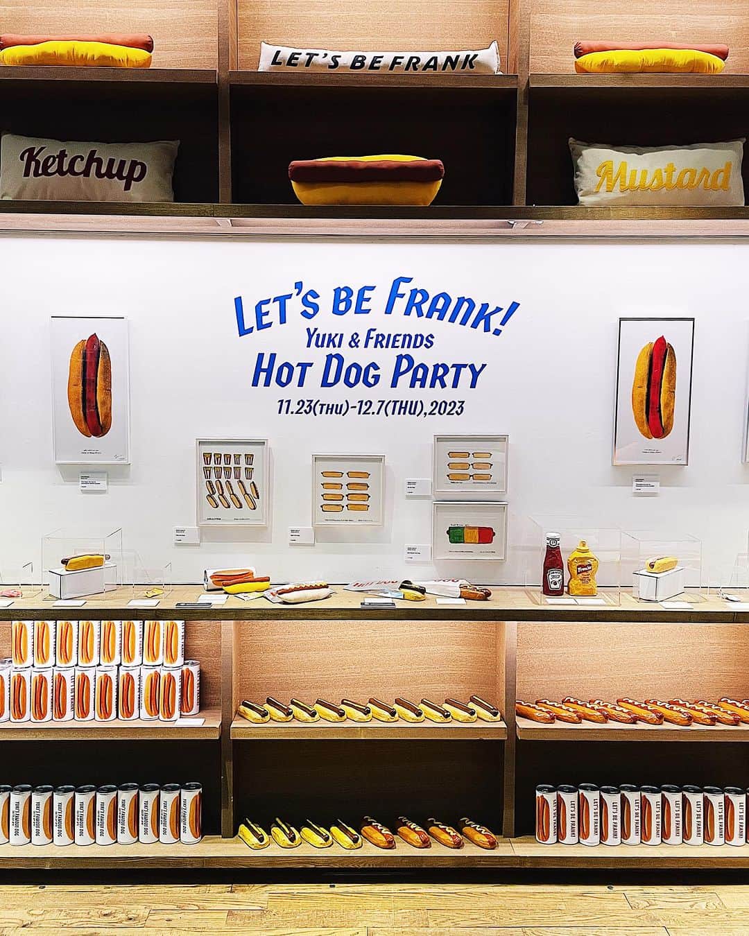 代官山 蔦屋書店　DAIKANYAMA T-SITEのインスタグラム：「⁡ “LET’S BE FRANK” YUKI&FRIENDS Hot Dog Party ⁡ 11/23(THU)-12/7(THU), 2023 代官山 蔦屋書店2号館1階 ギャラリースペース ⁡ 「賞味期限は永遠、見て飾って目で味わう」をテーマに、布で作ったソフトスカルプチュアを中心に、食べられない食品を販売する架空のグローサリーショップ <YUKI&DAUGHTERS>、 ”Everyday Food for Everyday People"(庶民のための庶民の食べ物)にフォーカスした、味だけではなくカルチャーとしての食と、食にまつわるさまざまな印刷物を自費出版するリトル・プレス <All-You-Can-Eat Press>を主宰するYuki Matsuoが、New York, Los Angeles, Medellín, Tokyoに住む友人のアーティスト達に声をかけ、さまざまなメディアで作った”Hot Dog"とそれにまつわる作品を持ち寄ったグループ展。ソフトスカルプチュア、張子、テラコッタ、フックドラグ、シルクスクリーン・プリント、Tシャツ、、、今回のショーのために制作された作品を展示販売します。 ⁡ 参加アーティスト: All-You-Can-Eat Press @allyoucaneatpress Chris Wolston @chriswolston Hiromi Kiyama @calico_h Kenya Hanley www.landgallery.org Kotobuki Jirushi @kotobuki_jirushi  NatForSale @natforsale Tomo Adachi @tomowadachi YUKI&DAUGHTERS @yukianddaughters」