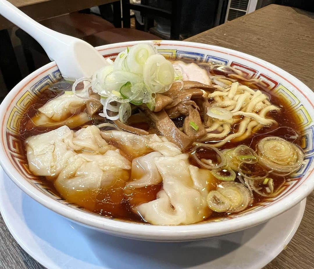 本谷亜紀のインスタグラム：「最近完全にハマってる！  📍丸中華そば 🚉大井町  濃いめの醤油スープと力強い麺の相性が抜群なの🥴スープとコシのある麺が織り成す絶妙なハーモニー😋  一口すするたび、幸せが広がります。#大井町ラーメン #丸中華そば #ラーメン巡り#ラーメン #らーめん #麺スタグラム #つけ麺 #ランチ #中華そば #🍜#ラーメン女子」