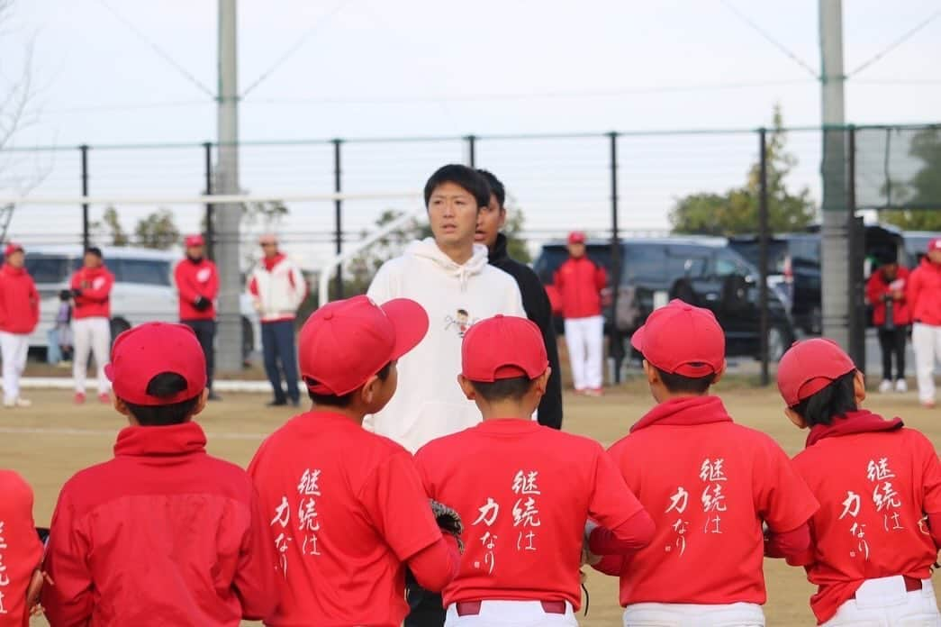 横山雄哉さんのインスタグラム写真 - (横山雄哉Instagram)「.  木津スーパーレッズ 野球教室  子供達の野球を楽しむ目👀 宝石みたい。  左腕と足ピン 球エグかった。  @kizu_super_reds」11月24日 8時07分 - yuya_yokoyaaaman