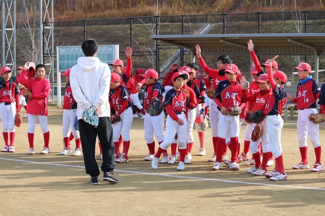 横山雄哉さんのインスタグラム写真 - (横山雄哉Instagram)「.  木津スーパーレッズ 野球教室  子供達の野球を楽しむ目👀 宝石みたい。  左腕と足ピン 球エグかった。  @kizu_super_reds」11月24日 8時07分 - yuya_yokoyaaaman