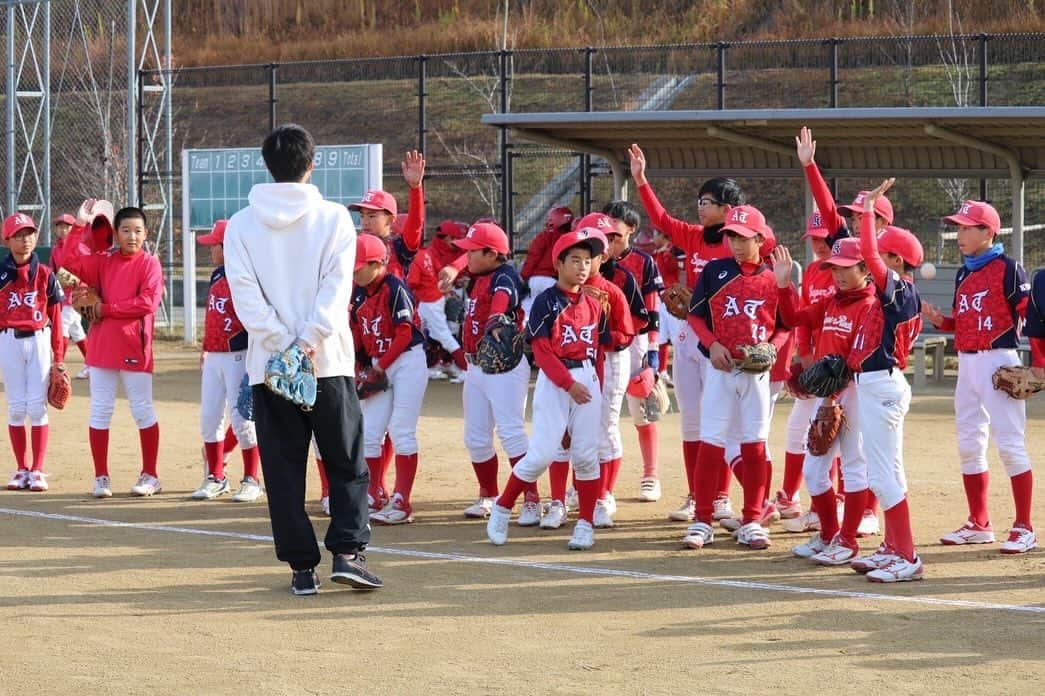 横山雄哉さんのインスタグラム写真 - (横山雄哉Instagram)「.  木津スーパーレッズ 野球教室  子供達の野球を楽しむ目👀 宝石みたい。  左腕と足ピン 球エグかった。  @kizu_super_reds」11月24日 8時07分 - yuya_yokoyaaaman