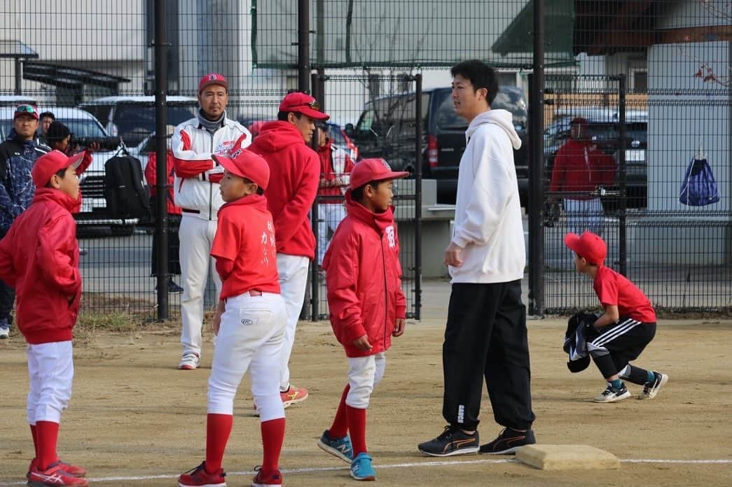 横山雄哉さんのインスタグラム写真 - (横山雄哉Instagram)「.  木津スーパーレッズ 野球教室  子供達の野球を楽しむ目👀 宝石みたい。  左腕と足ピン 球エグかった。  @kizu_super_reds」11月24日 8時07分 - yuya_yokoyaaaman