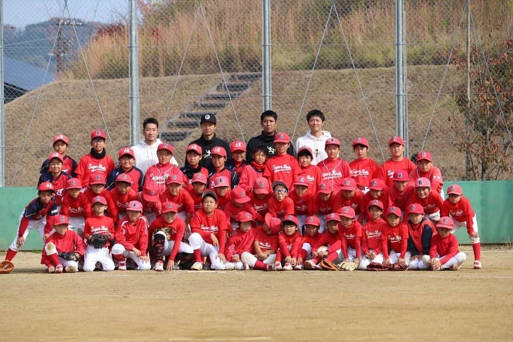 横山雄哉さんのインスタグラム写真 - (横山雄哉Instagram)「.  木津スーパーレッズ 野球教室  子供達の野球を楽しむ目👀 宝石みたい。  左腕と足ピン 球エグかった。  @kizu_super_reds」11月24日 8時07分 - yuya_yokoyaaaman