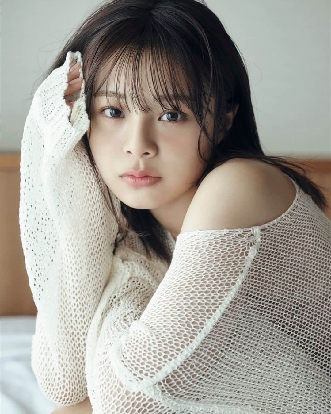 本間日陽のインスタグラム：「2nd写真集「陽射し色」 2024年1月17日に発売が決まりました🌤️  今回はずっと行きたかった四国、香川で撮影しました！ アイドル卒業を発表した今、 等身大の自分を詰め込んだ1冊になっています。 いっしょに旅に来たような、 そんな気持ちになってもらえたら嬉しいです🌼  早速Amazonでのご予約が始まっています！ たくさんの方に楽しんでいただきたいです👒 よろしくお願いします！  #本間日陽2nd写真集 #陽射し色」