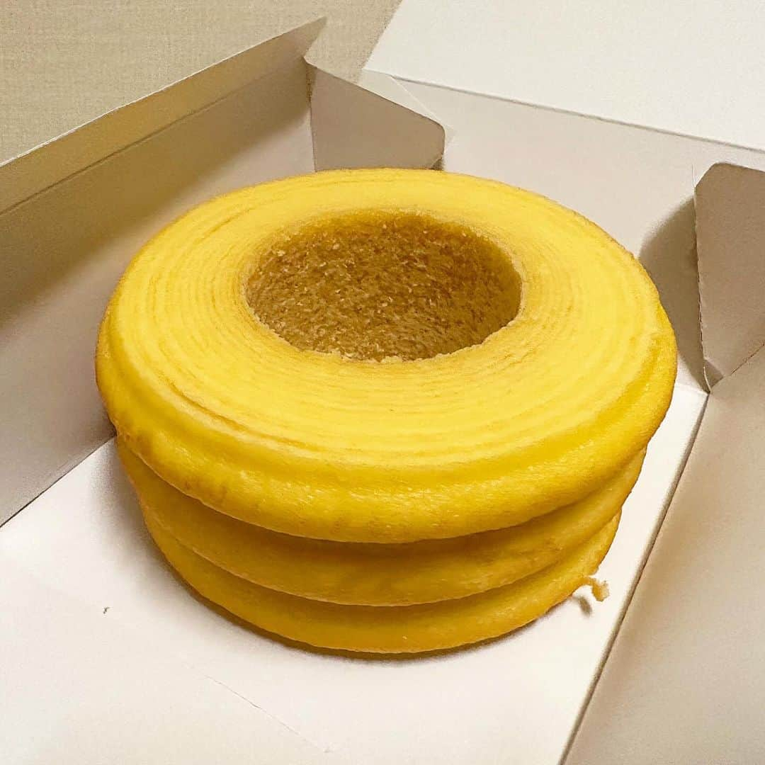 とぎもちさんのインスタグラム写真 - (とぎもちInstagram)「. 偶然出会った スイーツの移動販売屋さん🍰  購入したのは ・豆乳バーム ・カマンベール王子様  柔らかしっとり豆乳のバームクーヘン美味しかった🤩  カマンベール王子様は 友達に手土産であげた😆💓  移動販売って なんかワクワクする🫣💕  #移動販売 #豆乳バーム #カマンベール王子様 #とぎもち移動販売 #とぎもち豆乳バーム #とぎもちカマンベール王子様」11月24日 8時17分 - togistagram