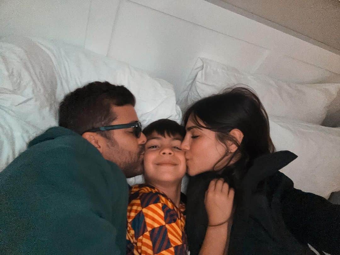アレハンドラ・エスピノーザのインスタグラム：「Happy thanksgiving gente bonita 🍁. Por que estoy agradecida? Por el simple hecho de poder escribir esto con paz en mi corazón y mente. Dios es bueno y estoy segura que los malos momentos se van cuando comenzamos a contar las bendiciones. Deseo que no solo hoy si no que el resto de tu vida este lleno de cosas bonitas y que aprendas a valorar como el mas importante cada momento al lado de los que mas amas.」