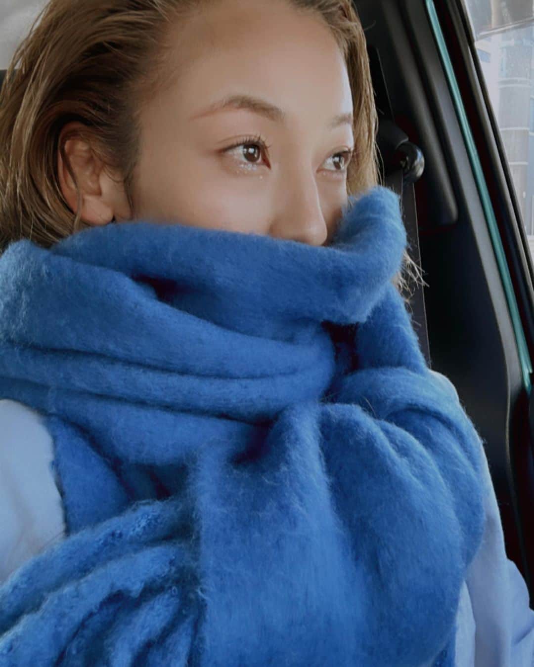 西山茉希のインスタグラム：「ドラちゃんカラーとサンキャッチャー💙🩵💙 薄着にマフラー。 "クーラーに毛布"みたいで好き。  ぬくぬくしてポカポカして 秋の晴天は気持ちいい😋  #巻き方のいらないマフラー #全12色 @noisemaker_jpn」