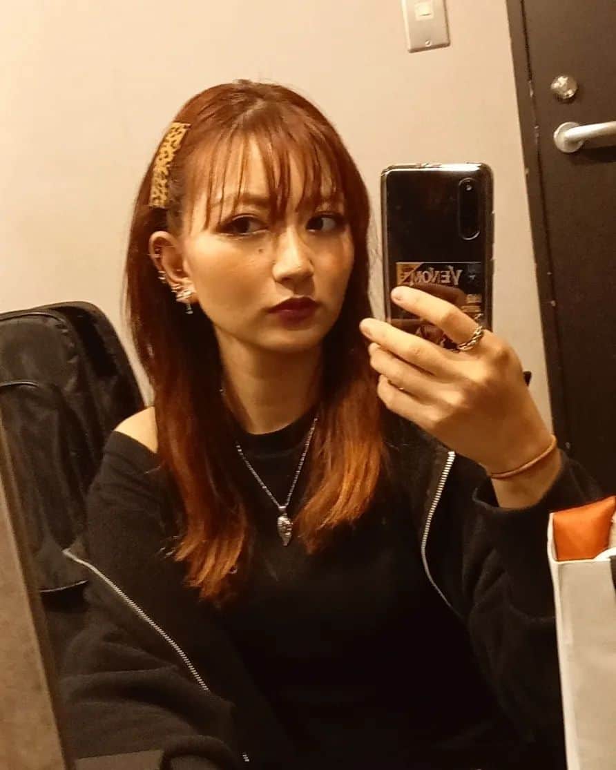 森木レナのインスタグラム：「おはよー！！明日はラジオ！楽しみ！ 午後2時～みケらじ！ レインボータウンFM豊洲スタジオから公開生放送です！ぜひ聴いてね👩‍🎤  #radio #rocksinger #rockgirl」