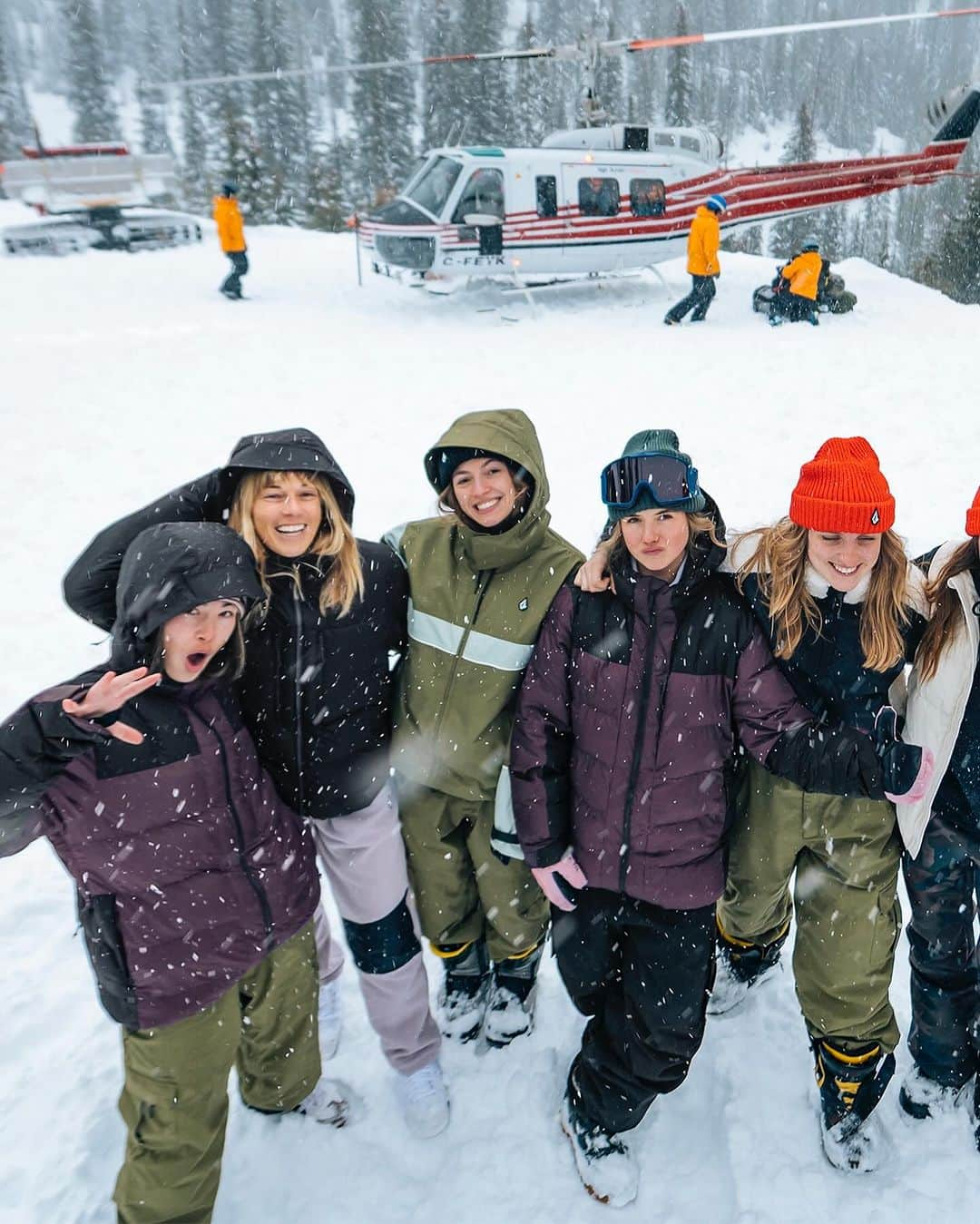 Volcom Women'sのインスタグラム：「Thankful for being able to shred with friends 🏂 #happythanksgiving」