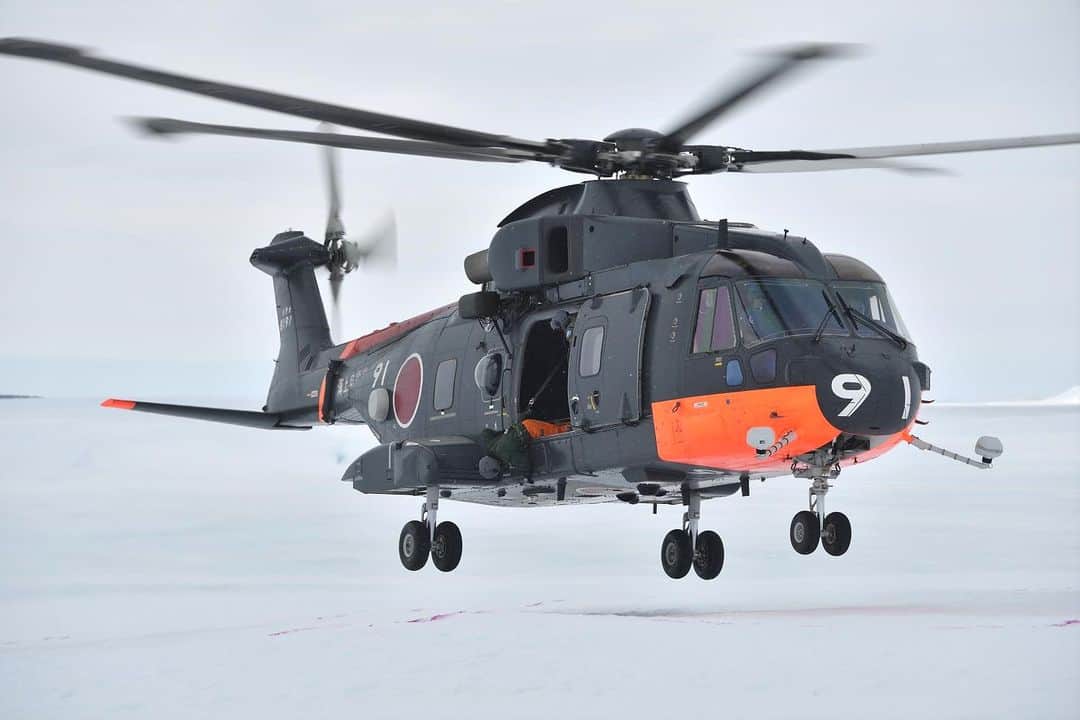 海上自衛隊のインスタグラム：「#ブラックフライデー  海自公式Xではこちらの写真の一部をお見せしています。 皆さん分かりましたか？ そうです！正解は・・・多用機「CH－101」！ 南極の真っ白な世界でも、すぐ見つけやすい色になっています。  #しらせ #ヘリコプター #カラス」