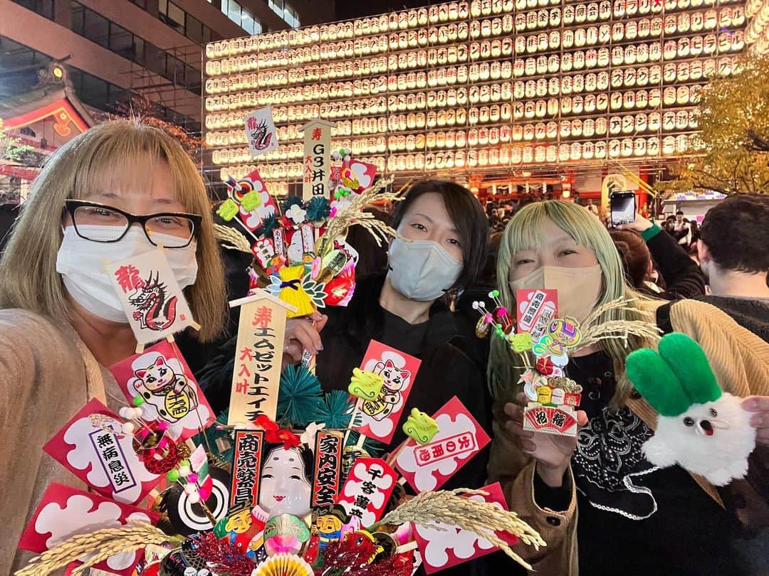 本田みずほのインスタグラム：「毎年恒例の酉の市❤️ 先生とみのりちゃんと行きました❤️ みのりちゃんはデビュー❤️ 毎年お世話になっているところで 去年もたくさんアレンジしてくれた最高な熊手職人のお姉さんに今年も会えて❤️ 自分たちに合った意味の熊手に素敵にアレンジしてくださって3人テンション上がりました❤️ お姉さんありがとうございます❤️ 熊手さんに失礼のないよう 頑張らなくちゃ！！！ 身が引き締まりました❤️ 感謝です❤️ . #酉の市　#花園神社」