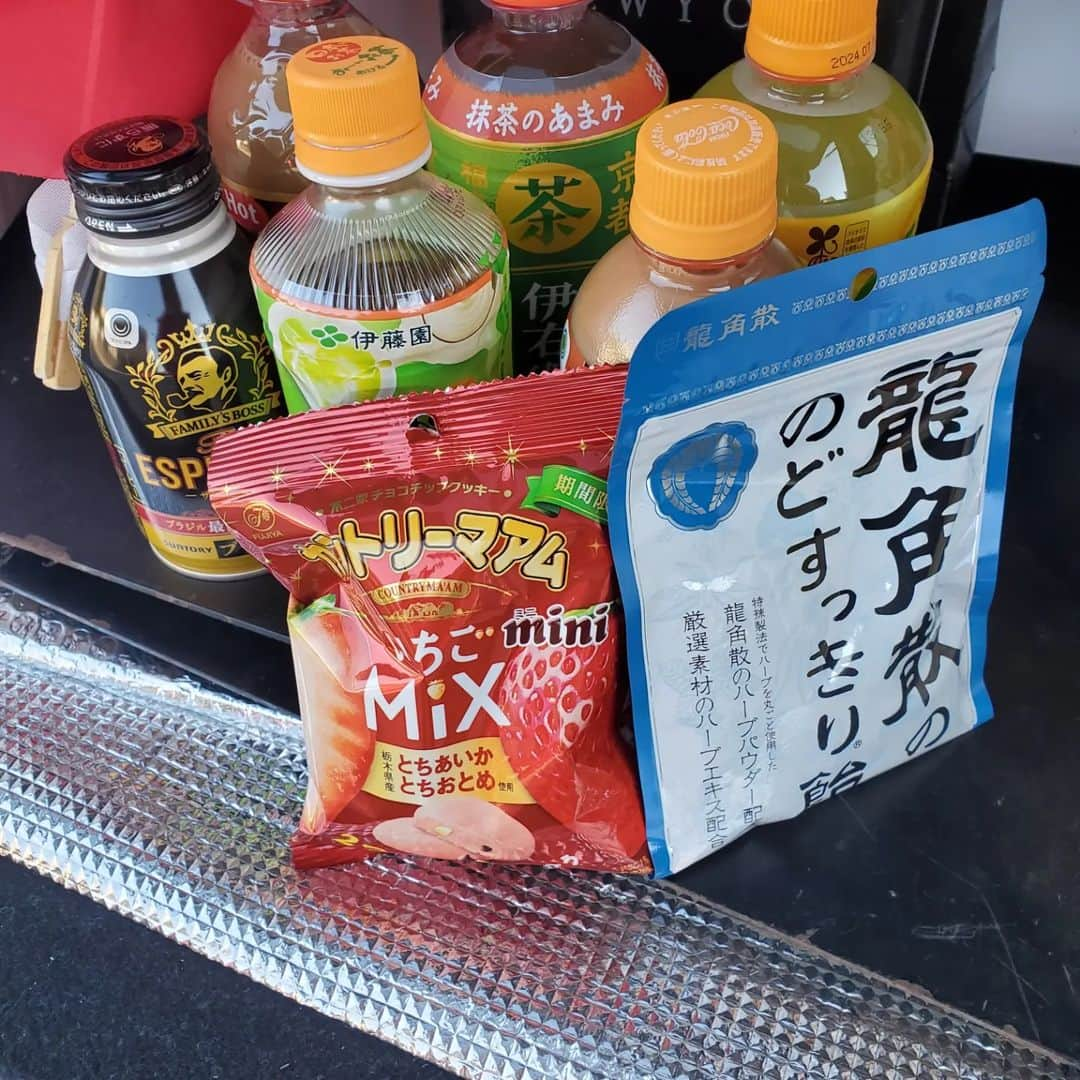 水野友貴さんのインスタグラム写真 - (水野友貴Instagram)「本日も早朝より我孫子駅北口にて朝練(駅頭活動)をゆうき部と実施しました。 山ちゃん、いつもありがとう😆✨  なんと、芹沢正子市議としばたまよさん(12月1日から市議)が助っ人にきてくれました❗ビックリ👀‼️ 市民の皆様が当選された2人に「おめでとう」とたくさん声をかけていました☺️  駅を使わせていただくので、当たり前のことですが、我々はゴミ拾いをしてから駅頭始めます。  そして、本当に嬉しかったのが差し入れ✨✨ ずっと早朝から立っていると身体の芯から冷え、喉も不安定になるので、救われました。 ありがとうございました😆💕✨  今日も駅ご利用の皆様のご理解とご協力に心より感謝申し上げます。  #千葉県議会議員 #水野ゆうき #我孫子駅 #我孫子駅北口 #駅頭 #駅頭活動 #朝練 #我孫子ゆうき部   #せりざわ正子　市議 #しばたまよ  #我孫子市議」11月24日 8時32分 - mizunoyuuki