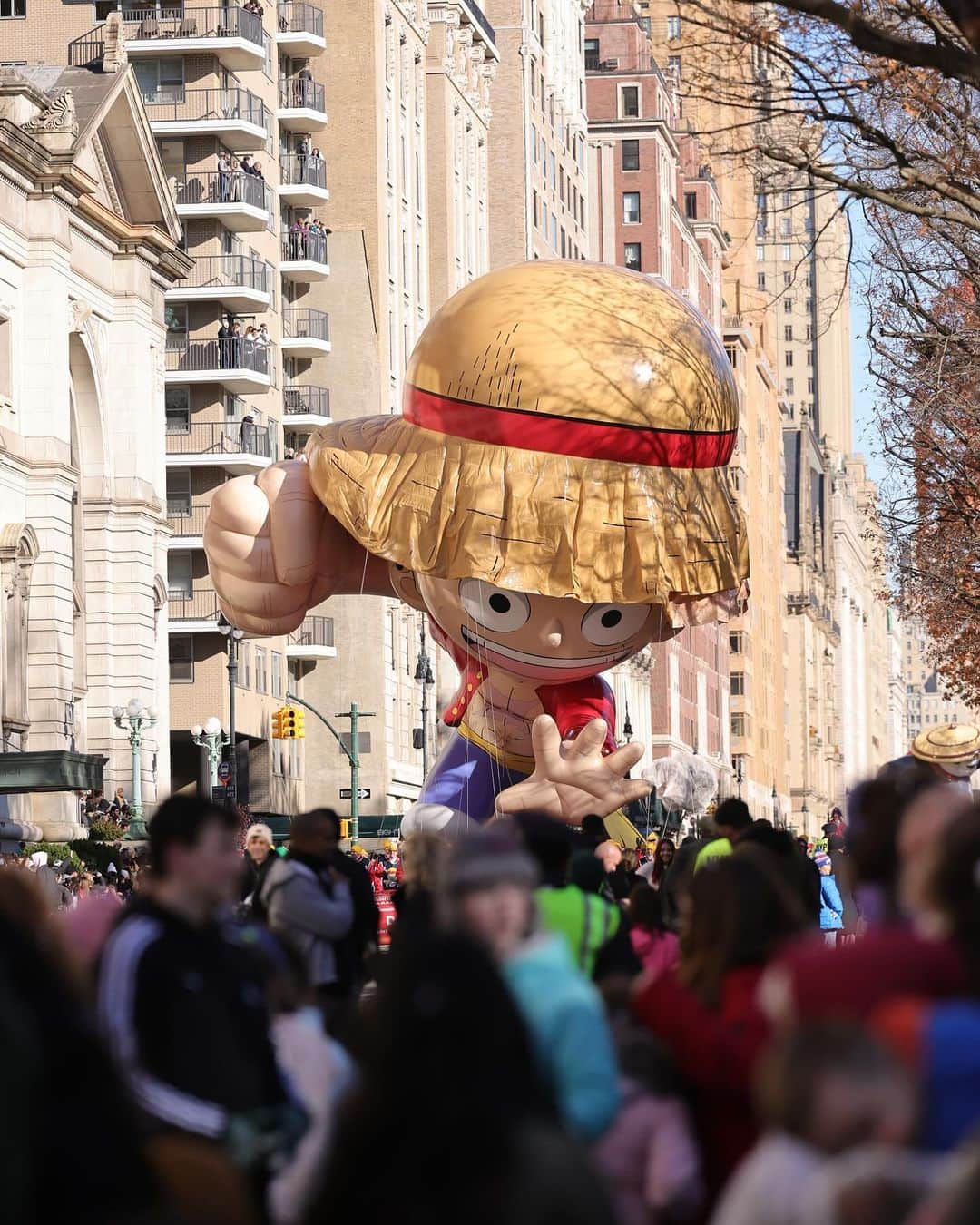 Just Jaredさんのインスタグラム写真 - (Just JaredInstagram)「Oh no! Monkey D. Luffy’s hat from the “One Piece” balloon smashed into a tree and popped in the middle of the Macy’s Thanksgiving Day Parade today. The balloon continued the route with a floppy hat. More details and photos on JustJared.com. #OnePiece #MacysParade Photos: Getty」11月24日 8時34分 - justjared