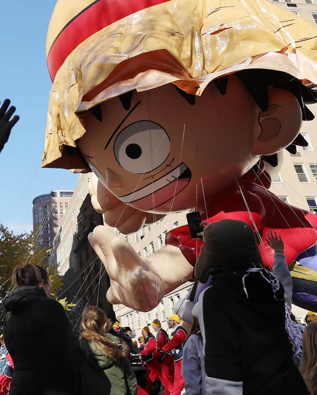 Just Jaredさんのインスタグラム写真 - (Just JaredInstagram)「Oh no! Monkey D. Luffy’s hat from the “One Piece” balloon smashed into a tree and popped in the middle of the Macy’s Thanksgiving Day Parade today. The balloon continued the route with a floppy hat. More details and photos on JustJared.com. #OnePiece #MacysParade Photos: Getty」11月24日 8時34分 - justjared