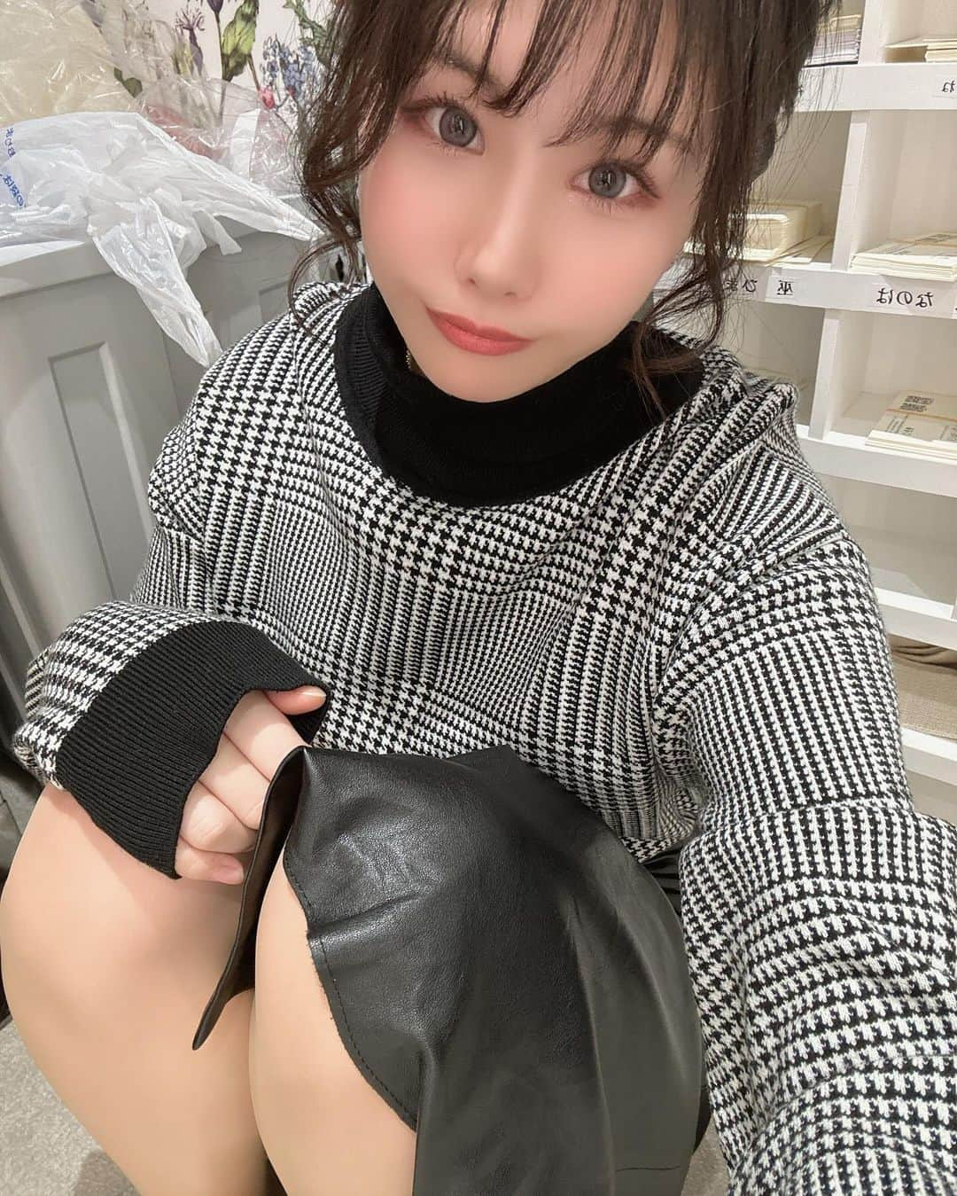 亜紗倉しづかさんのインスタグラム写真 - (亜紗倉しづかInstagram)「。 Instagram指名のお客様が 連日来店してくれたおかげで お茶回避出来たよーん🥰  Instagramやっててよかったあって 思えるし  これからも投稿頑張ろうって思える💗  どんなきっかけでも 指名してくれるお客様が正義😊😊😊  #バルセロナグループ #妃翠 #札幌 #さっぽろ #すすきの #ススキノ #キャバクラ #キャバ嬢 #キャバクラ嬢 #ニュークラブ #ニュークラ #ニュークラ嬢 #キャバ #ホステス  #ラウンジ #すすきのキャバクラ #すすきのキャバ嬢 #すすきのグルメ #札幌観光 #美人 #美女 #可愛い #可愛い女の子 #かわいい女の子 #銀座 #北新地 #錦 #中州 #六本木 #ショートカット」11月24日 8時47分 - hisui_shizuka