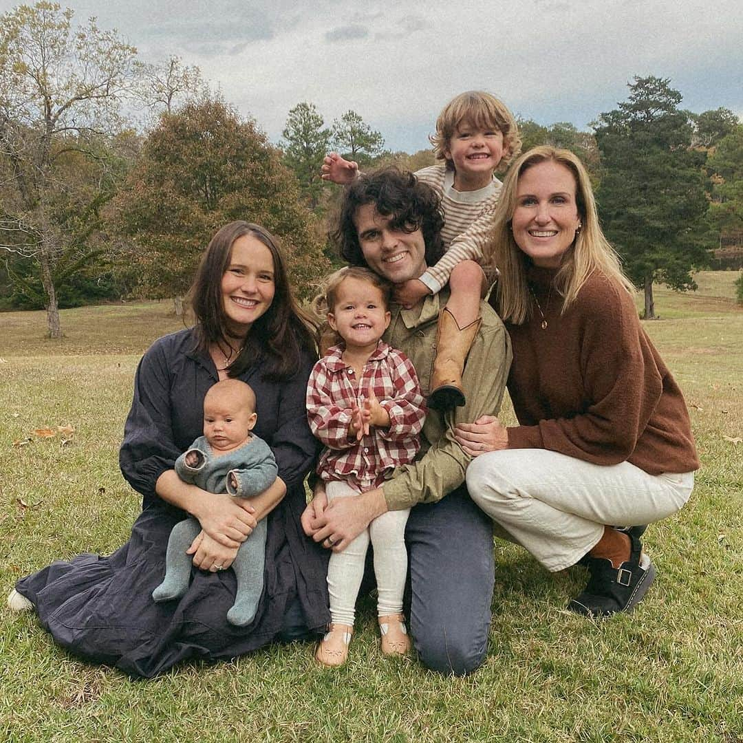 コリー・ロバートソンのインスタグラム：「Thanksgiving 2023 🧡  Taking a picture of @johnluke_robertson @marykaterob and their sweet little fam when Shep yelled, “get in the picture, KK” and so, of course, I obliged. Then Mary Kate remembered this moment from Thanksgiving 2019 (swipe to see), and then our hearts totally melted 🥹  Just a few moments earlier we were inside snapping a picture with 4 generations, my daughter, my mom, me and my grandmother when Sheppie decided he wanted to get in the shot, slid right in between and just like that there were five generations 🥹  What a gift it is to raise these children and then to get to witness them raise their own children. Time goes by so very fast. Don’t miss it. Thankful for all of it! Every single part!   Wishing you and yours a happy Thanksgiving 🍁」