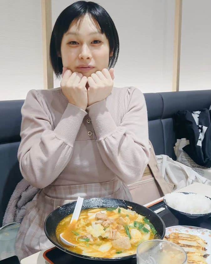 古谷健太のインスタグラム：「昨日のよぴぴはスタミナラーメンと餃子 いつも腕太おっさんの胃で偉いねぇ  #白桃ピーチよぴぴ #おっさん」