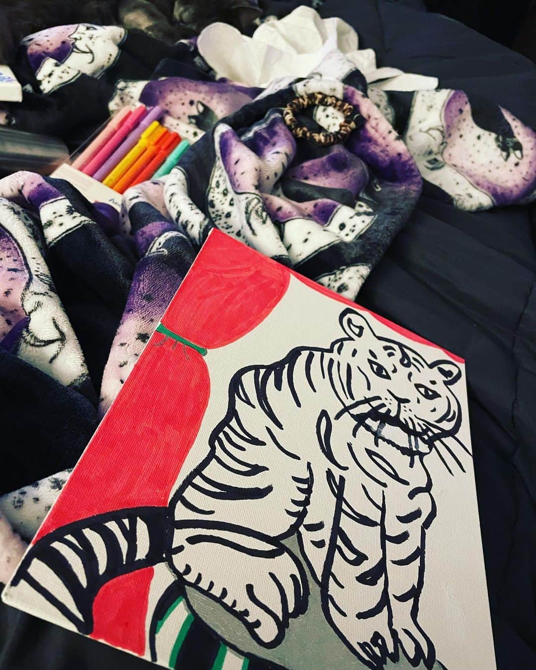 ミシェル・トラクテンバーグのインスタグラム：「Hand drawn by me on canvas. Cuz I’m working on my gallery show….. 🎨💋🐾 #artist #art #tiger」
