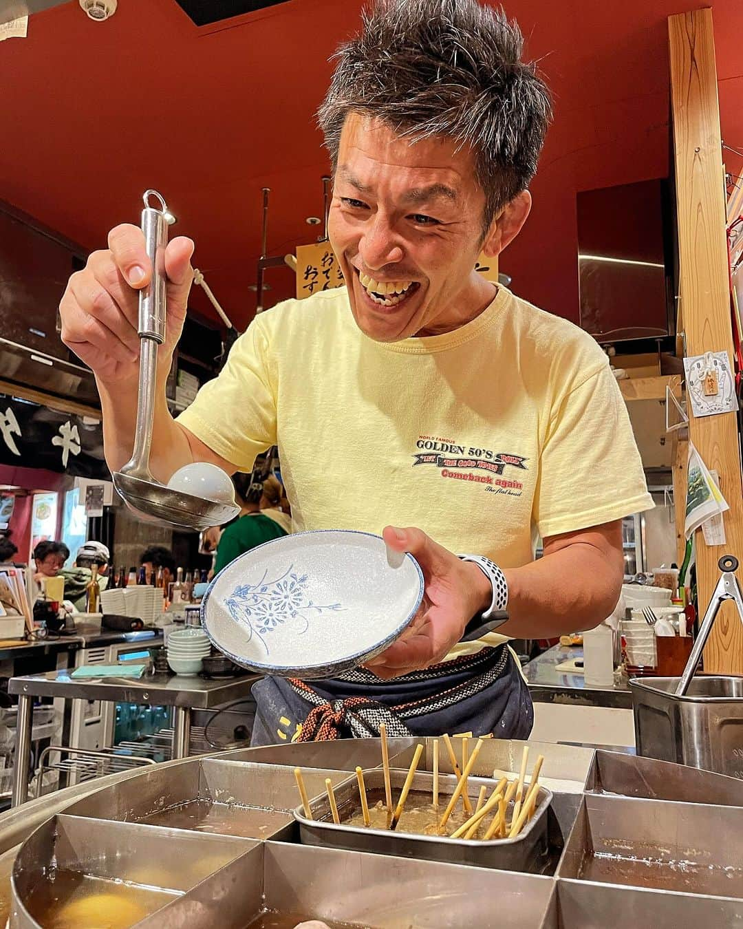 松山三四六のインスタグラム：「🍢  ㊗️ 居酒屋どん底🏮 開店1周年😁  あんなに大変だった一年前。 施設の子どもたちの為に、 居酒屋をやりましょうって、 それでドネーション企画を やって行きましょうって、 僕を誘ってくれた スタイルプラスの村上博志さん🥹  一年、もちました😅 多くの方々に支えて頂き、 どん底が一年もちましたよ😅  本当にありがとうございます😊  今日も名古屋から生放送📻 終わり次第、 どん底に向かいます💨  僕は 17時から21時まで 店頭にいますので、 その間の限定で、 本日ご来店のお客様には、 ファーストドリンクを無料で お出し致します☺️  ま、 間に合うかなぁ🥲  #heartfm #heartfm810  #名古屋 #松本つなぐ横丁 #松本グルメ #松本居酒屋　#どん底 #子ども孤立支援 #スタイルプラス　#エンキャンプ」