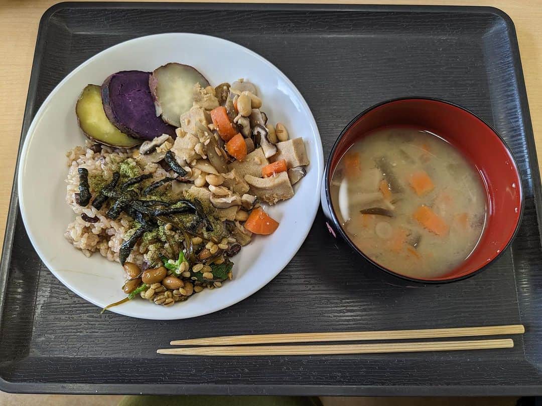 女子アナ47のインスタグラム：「鹿児島市在住、フリーアナウンサーの山城優子です。 @yuko_yamashi  11月24日は「いいにほんしょく」という語呂合わせから、「和食の日」と制定されているのをご存じでしょうか？日本の伝統的な和食文化について深く考える日です。  先日、手作りの玄米和食給食を提供している保育園にお邪魔しました。保育園の取り組みや園長先生の熱い思いをご紹介します。   詳しくは以下のURL、またはプロフィール欄にあるURLから【47発信プロジェクト】をご覧ください！ https://jana47.com/from_announcer/sukusukukagoshima20231120/   #女子アナ47 #フリーアナウンサー #地方創生 #47発信プロジェクト #鹿児島県 #薩摩川内市 #すくすく保育園 #玄米和食給食 #和食の日 #有機野菜 #無農薬の合鴨玄米 #天然の調味料 #地産地消 #和食中心の献立 #食育 #言葉の教育 #プラスの言葉 #敬天愛人 #敬天愛人唱和 #自然の恵みに感謝」