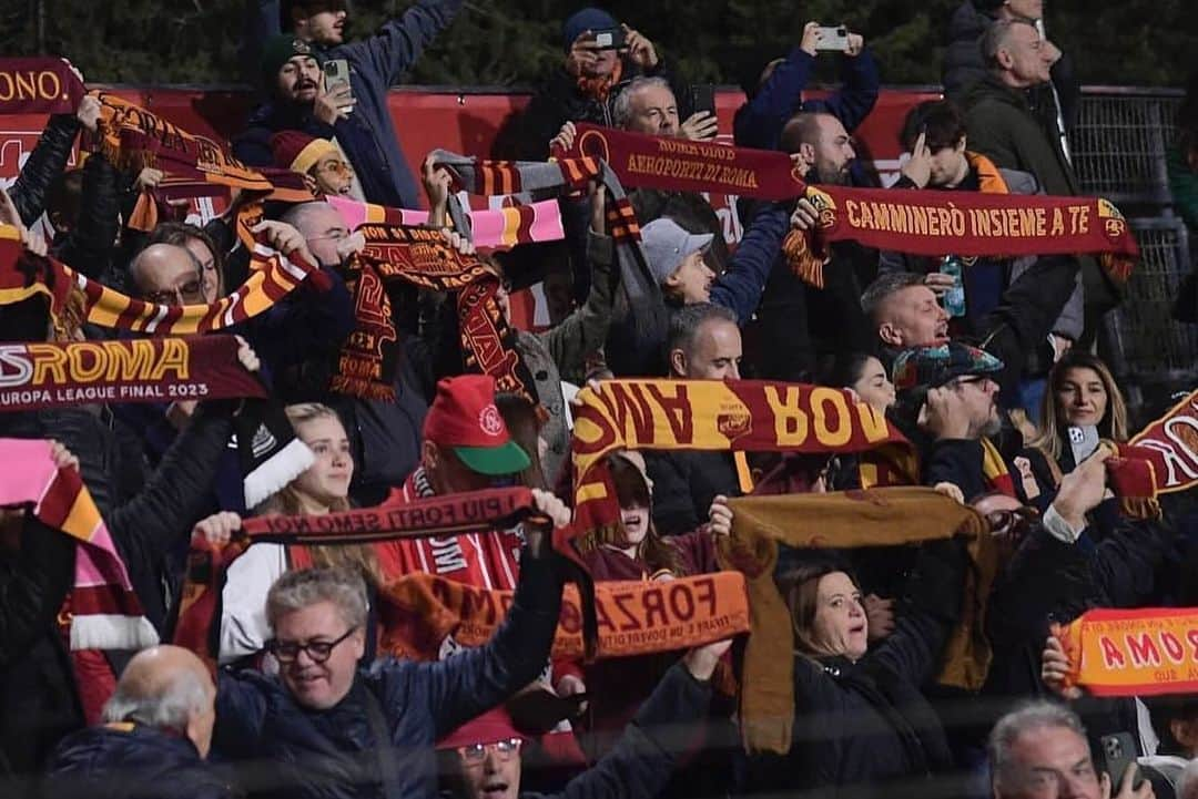 熊谷紗希さんのインスタグラム写真 - (熊谷紗希Instagram)「3️⃣ punti importanti💪🏻 @wchampionsleague  Bravi tutti @asromawomen 💛❤️  Amazing atmosphere at Tre Fontane tonight 🏟️ Thank you for your support ❤️🙏🏻  Now full focus on Sunday 🔥👊🏻 Daje Roma💛❤️  #uwcl #感謝」11月24日 9時12分 - kumagai1017