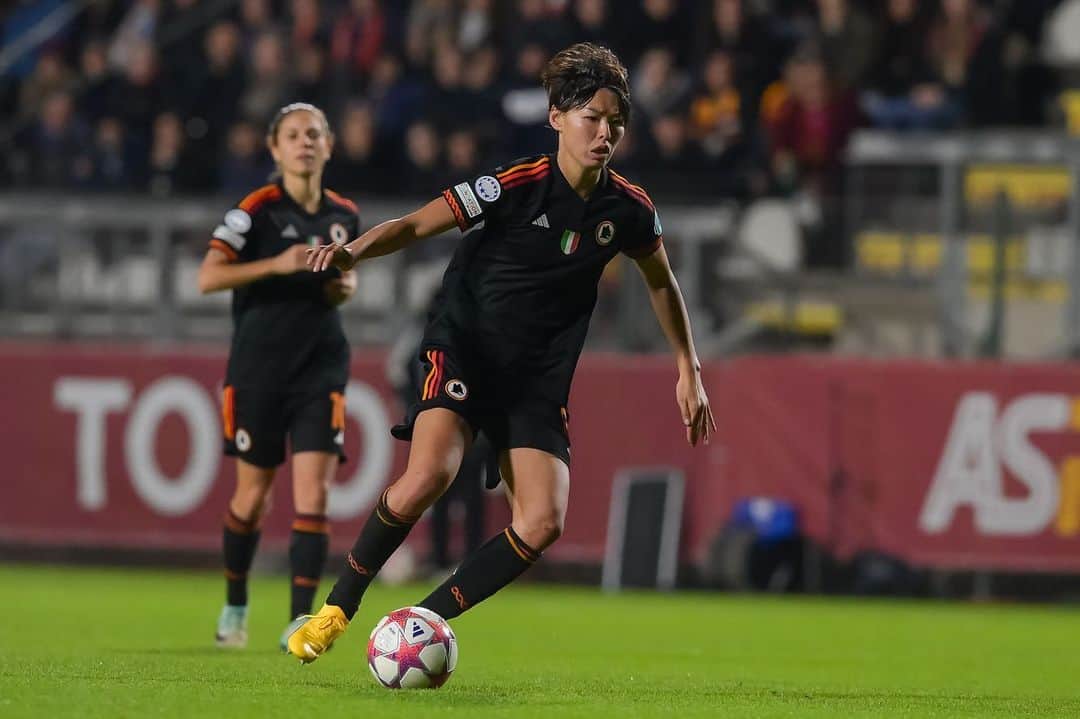 熊谷紗希のインスタグラム：「3️⃣ punti importanti💪🏻 @wchampionsleague  Bravi tutti @asromawomen 💛❤️  Amazing atmosphere at Tre Fontane tonight 🏟️ Thank you for your support ❤️🙏🏻  Now full focus on Sunday 🔥👊🏻 Daje Roma💛❤️  #uwcl #感謝」