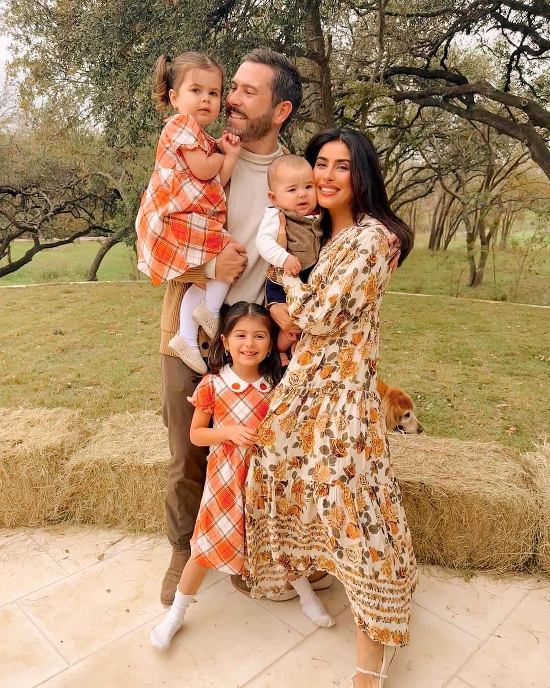 Sazan Hendrixのインスタグラム：「Thankful for them 🧡 Happy Thanksgiving everyone!! Last pic sums up everyone’s mood at the moment 🥱🦃✨ #family #happythanksgivng」