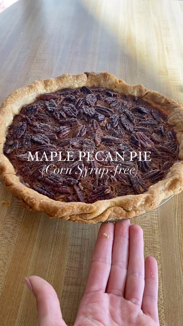 ポリーナ・エドモンズのインスタグラム：「Happy Thanksgiving! On the dinner lineup tonight, we’re serving this corn-syrup free pecan pie — alternatively using maple syrup instead:   Filling -2.5 cups pecans  -5tbsp butter, melted and slightly cooled	 -1/2 cup brown sugar -1 tbsp flour  -2 tsp vanilla extract -1/2 tsp salt -3 eggs -1 cup pure maple syrup  Bake your favorite pie crust recipe or frozen dough at 375 for 15 min using pie weights.  Spread pecans evenly over partially baked pie crust.  Mix butter, brown sugar, and flour. Whisk in eggs, vanilla, salt, and maple syrup. Pour evenly over pecans in the pie crust.   Bake for 40-50 minutes until golden brown. Let pie set outside the oven for 1 hour. Dig in!🤎」