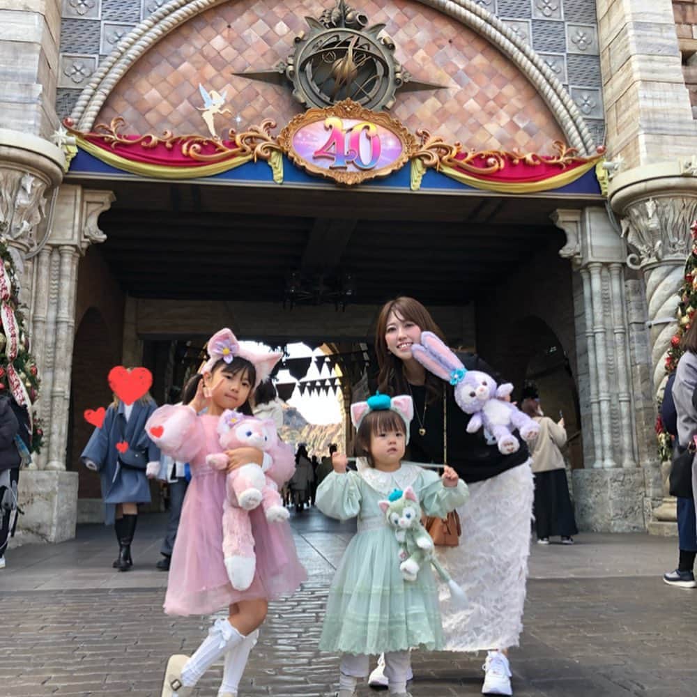 mariomi324さんのインスタグラム写真 - (mariomi324Instagram)「綺麗に撮れた夜景と家族写真とか👨‍👩‍👧‍👧📸 ⭐︎ パパとお揃いのミッキーのトレーナーで行ったんだけど、全然映ってなくて笑う😂 ⭐︎ 今年もやっぱりディズニーは最高でした✨ でも春くらいにリベンジしたいなー🥲🥲🥲 ✳︎ ✳︎ ✳︎ ✳︎ #ダッフィーフレンズ #duffyandfriends #リーナベル #ジェラトーニ #リーナベルコーデ #ジェラトーニコーデ  #ディズニークリスマス #ディズニーシー #disneysea #disneygram #disneyphotography #disneylove  #6歳 #3歳 #姉妹ママ #kidsfashion #キッズコーデ #キッズファッション #ig_kids #sisters #姉妹リンクコーデ #リンクコーデ #姉妹お揃い  #姉妹コーデ #親バカ部 #子連れディズニー #kidsfashion #kidstagram #instakids #kidsphotography」11月24日 9時21分 - mario_ym324