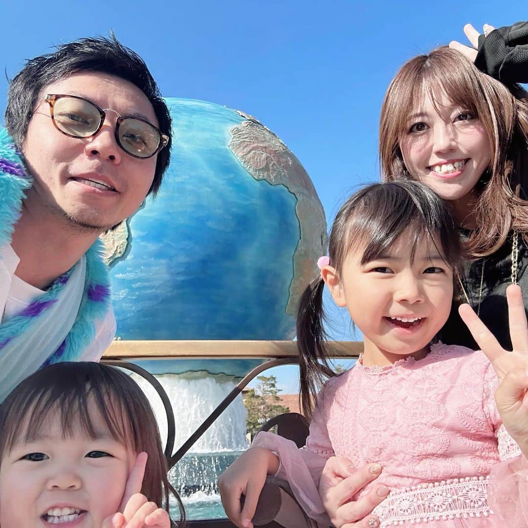 mariomi324さんのインスタグラム写真 - (mariomi324Instagram)「綺麗に撮れた夜景と家族写真とか👨‍👩‍👧‍👧📸 ⭐︎ パパとお揃いのミッキーのトレーナーで行ったんだけど、全然映ってなくて笑う😂 ⭐︎ 今年もやっぱりディズニーは最高でした✨ でも春くらいにリベンジしたいなー🥲🥲🥲 ✳︎ ✳︎ ✳︎ ✳︎ #ダッフィーフレンズ #duffyandfriends #リーナベル #ジェラトーニ #リーナベルコーデ #ジェラトーニコーデ  #ディズニークリスマス #ディズニーシー #disneysea #disneygram #disneyphotography #disneylove  #6歳 #3歳 #姉妹ママ #kidsfashion #キッズコーデ #キッズファッション #ig_kids #sisters #姉妹リンクコーデ #リンクコーデ #姉妹お揃い  #姉妹コーデ #親バカ部 #子連れディズニー #kidsfashion #kidstagram #instakids #kidsphotography」11月24日 9時21分 - mario_ym324