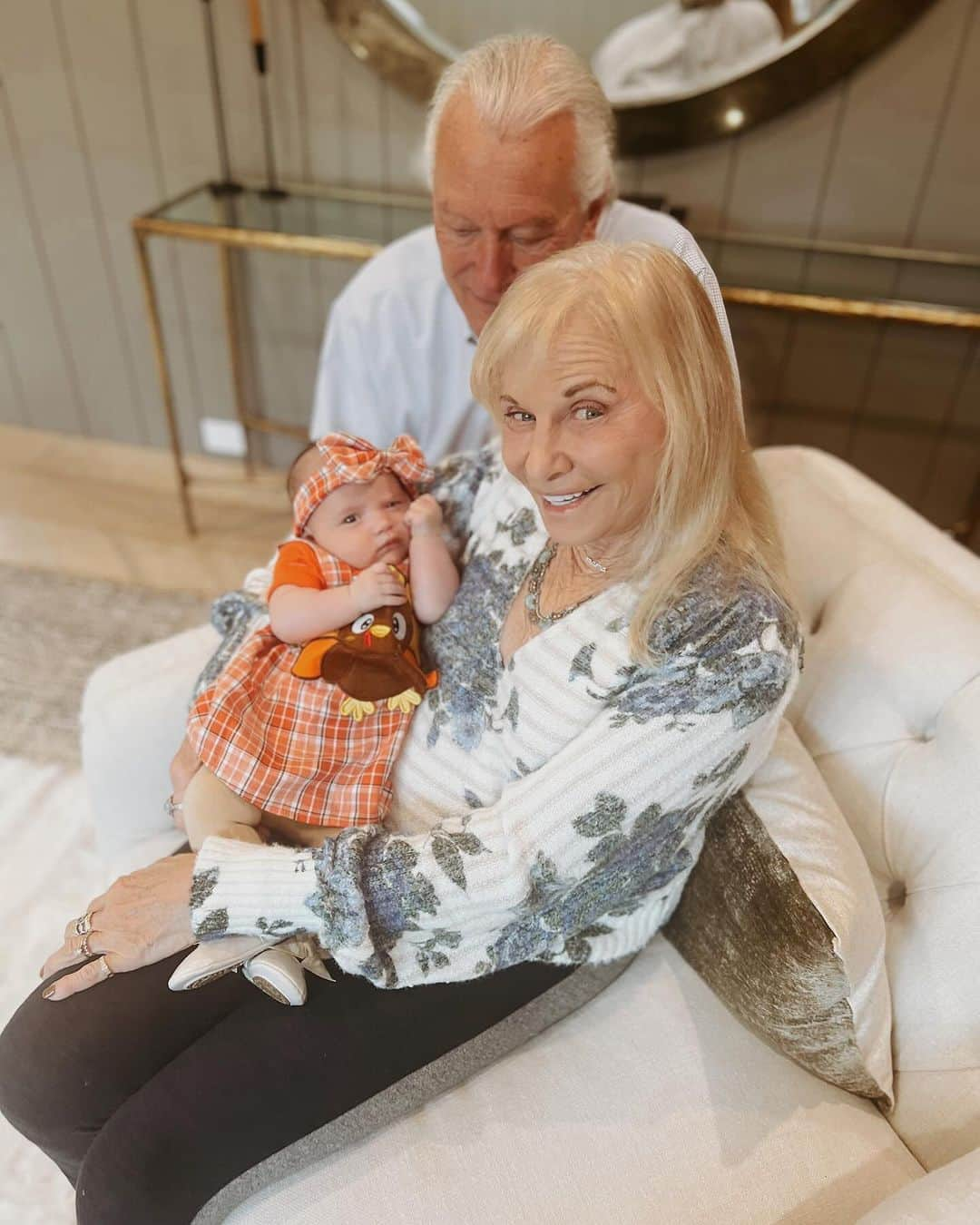 タラ・リピンスキーさんのインスタグラム写真 - (タラ・リピンスキーInstagram)「I’ve never felt more GRATEFUL. EVER 🍁❤️  My heart is so full of gratitude and so thankful that this little nugget has entered our lives. Life with her is just dreamy.   I love loving you @toddkap and can’t believe we created this little turkey. 🦃  #thanksgiving #myfirstthanksgiving #newborn #holidayswithbaby」11月24日 9時24分 - taralipinski