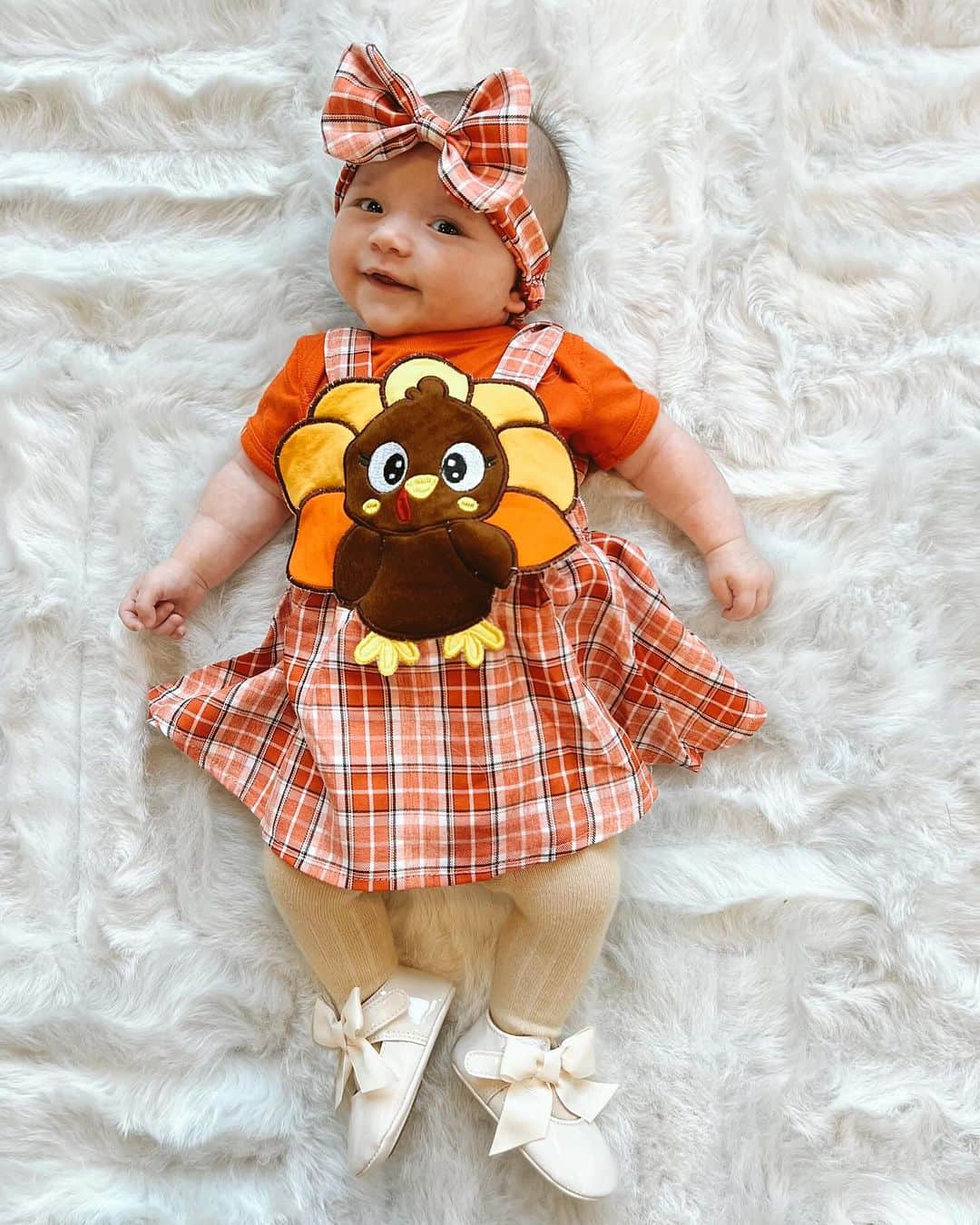 タラ・リピンスキーのインスタグラム：「I’ve never felt more GRATEFUL. EVER 🍁❤️  My heart is so full of gratitude and so thankful that this little nugget has entered our lives. Life with her is just dreamy.   I love loving you @toddkap and can’t believe we created this little turkey. 🦃  #thanksgiving #myfirstthanksgiving #newborn #holidayswithbaby」
