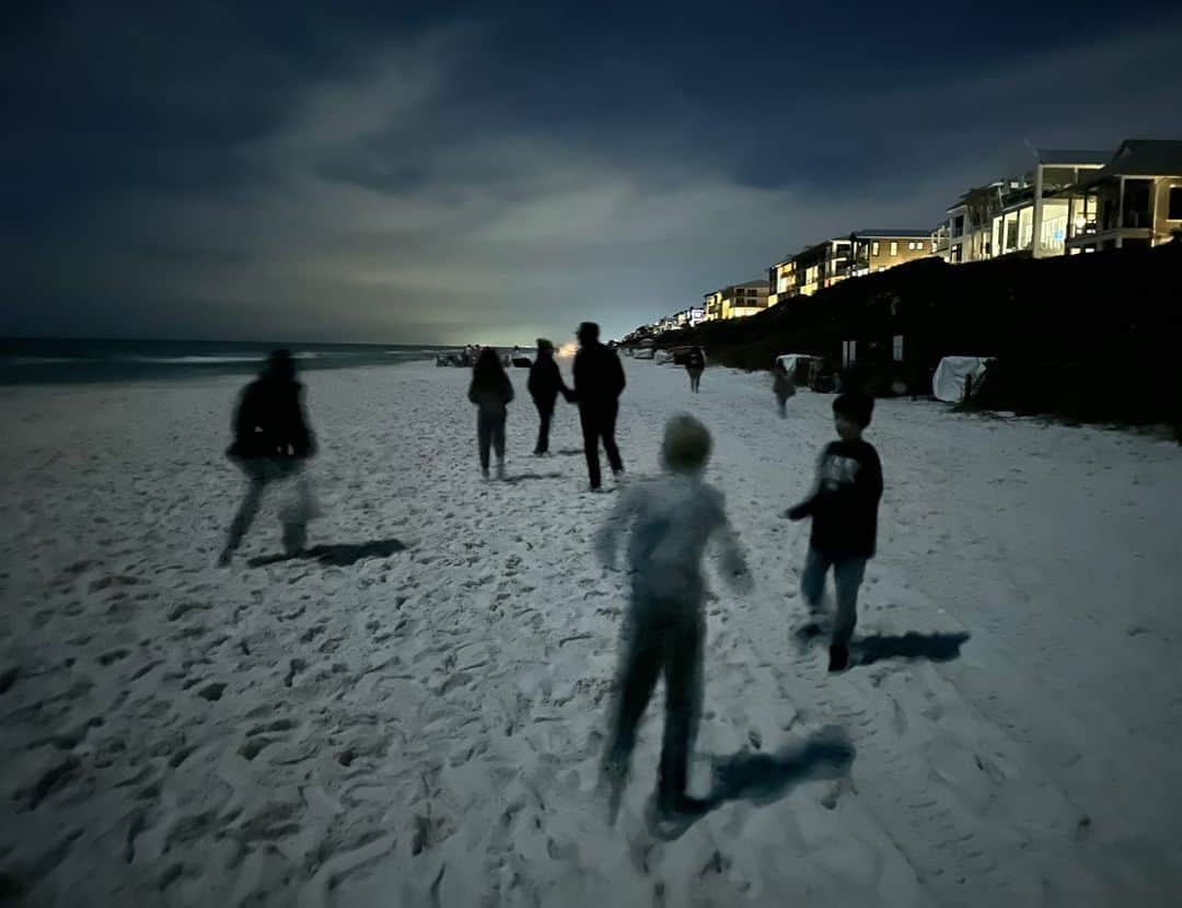 ブルックリン・デッカーさんのインスタグラム写真 - (ブルックリン・デッカーInstagram)「It’s like snow at the beach…」11月24日 9時25分 - brooklyndecker