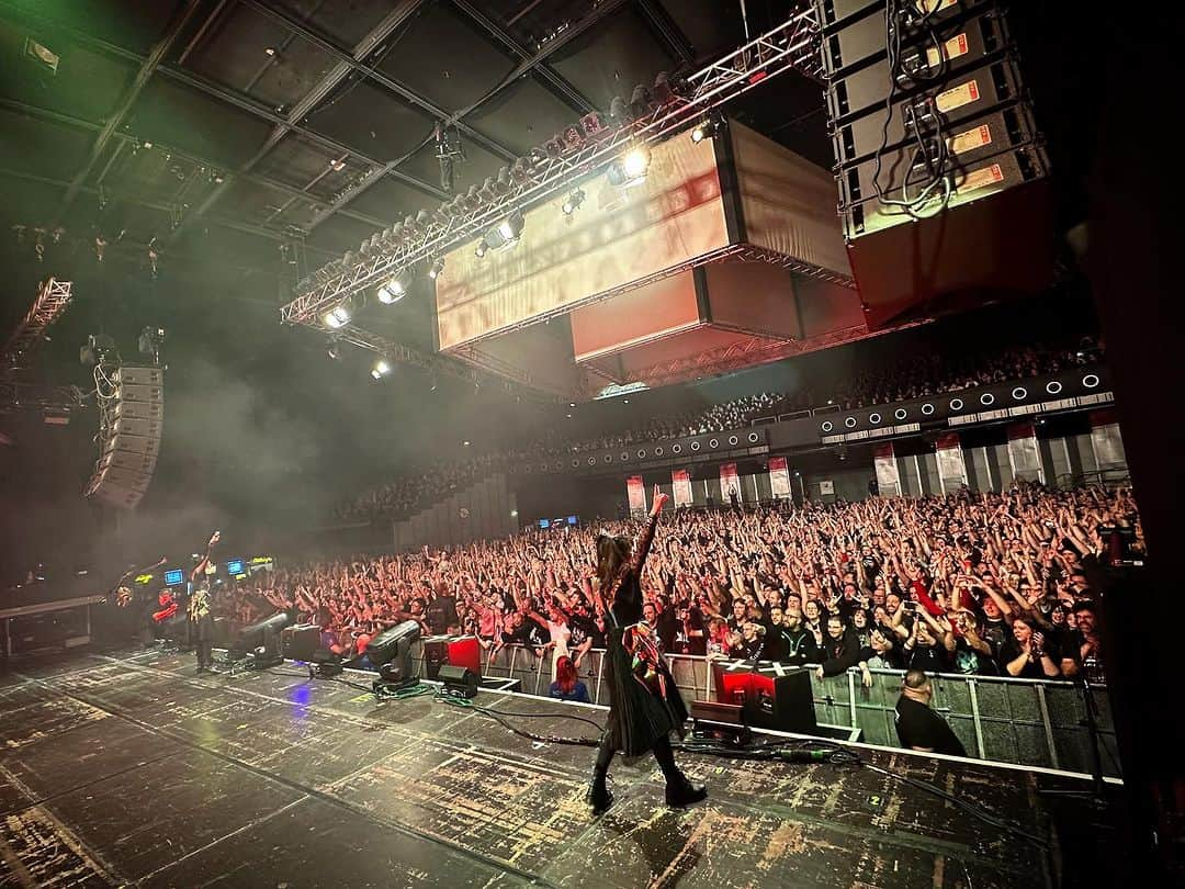 BABYMETALさんのインスタグラム写真 - (BABYMETALInstagram)「Thank you for coming to BABYMETAL WORLD TOUR 2023 EU & UK in Austria🇦🇹   #BABYMETAL #BABYMETALWORLDTOUR2023 #AUSTRIA」11月24日 9時26分 - babymetal_official