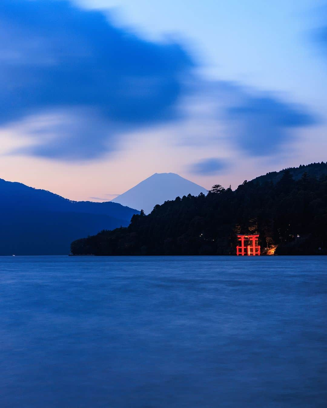 SHOCK EYEのインスタグラム：「箱根神社からの帰り際、 陽が落ちた後、ふと見たら富士山が姿を現してくれたので、 急いで車を停めて三脚立ててパシャリ📸  幻想的な写真が撮れたよ^ ^  #富士山 #箱根神社 #平和の鳥居  #mtfuji #hakoneshrine」