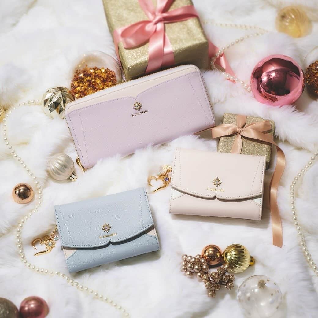 & chouetteのインスタグラム：「... Holidays collection🌟  大切な人のことを想い贈り物を選ぶ時間、 大切な人とゆっくり過ごす時間。  全ての愛おしい時間が、 より一層素敵な思い出になるように 願いを込めて…🕯️🌙  ...  フロントにデザインされた、 ビジューモチーフがワンポイント。 本体はキラキラと輝くラメが散りばめられており、 さらに特別感を演出🎄  お財布を持つ手元まで華やかにしてくれる 柔らかいパステルカラーとさりげないラメ感で、 上品な甘さを演出してくれます。  フロントには、ハート型のカットが施されキュートな仕上がりに。  ファスナーチャームを組み合わせて、 オリジナルの可愛いをプラスして。  ☑︎ラメビジュー付き　長財布 ¥12,100-  ☑︎ラメビジュー　口金折財布 ¥11,000-  ☑︎ハートフルスノー　ファスナートップチャーム ¥2,200-  #andchouette #アンドシュエット」
