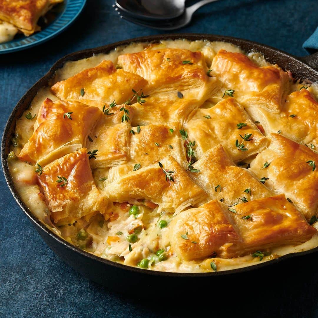 Food & Wineのインスタグラム：「For the nights following the big day, when we cannot be bothered to cook anything labor-intensive, we turn to this Chicken Pot Pie with Leeks and Thyme which uses store-bought puff pastry, a rotisserie chicken, and only one skillet 🙌. It’s also an excellent way to use up all that leftover turkey. Give it a whirl at the link in bio.   🥧: @0709robby, 📸: @gregdupree」