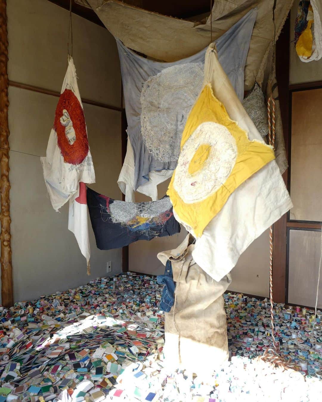 行方 久子 Hisako Namekataのインスタグラム：「. FUJI TEXTILE MEEK 布の芸術祭にて一足お先に、世界各国で活躍されている参加アーティストの方々にお話しを伺いながら、町に点在している展示をまわってきました。  町の歴史的背景やストーリーに基づいて制作された作品たちが、歴史のある各々の場所に展示されています。  ここでしか創り上げられなかったであろうものもたくさんありますし、会場をまわるために町歩きをする度に目に飛び込んでくる大きな富士山は、現地で体験しないと感じられない、神がかった融合感でした。  開催は12月17日まで。 ぜひ、足を運んでいただけましたら🙏🏻」