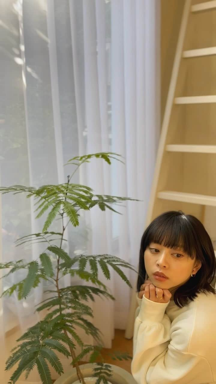 伊藤寧々のインスタグラム：「ㅤㅤㅤㅤㅤㅤㅤㅤㅤㅤㅤㅤㅤ 今日も良い1日に。 植物に癒される🌱✨  #寧々私服  tops @a_k_i_o_official  skirt :) gift  ㅤㅤㅤㅤㅤㅤㅤㅤㅤㅤㅤㅤㅤ #149cmコーデ #149cm #低身長ファッション #低身長コーデ  #interior #観葉植物のある暮らし」