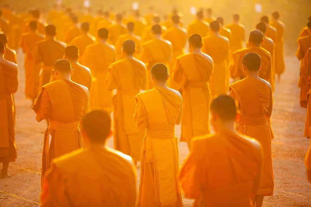 Michael Yamashitaさんのインスタグラム写真 - (Michael YamashitaInstagram)「Monks eat and pray at a prayer retreat in Nongkai, Thailand. Happy Thanksgiving to all!  #thanksgiving #thanks #turkeyday」11月24日 9時41分 - yamashitaphoto