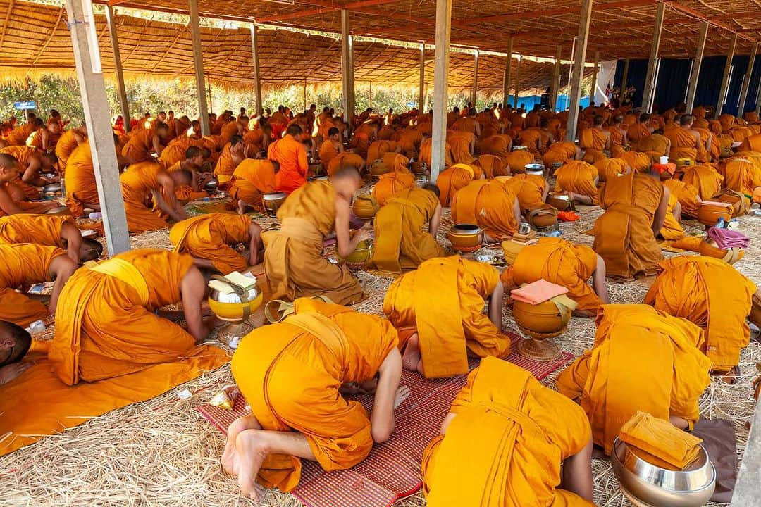 Michael Yamashitaさんのインスタグラム写真 - (Michael YamashitaInstagram)「Monks eat and pray at a prayer retreat in Nongkai, Thailand. Happy Thanksgiving to all!  #thanksgiving #thanks #turkeyday」11月24日 9時41分 - yamashitaphoto