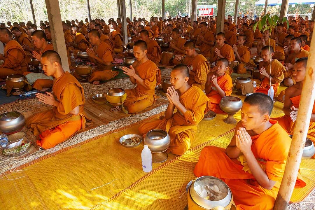 Michael Yamashitaさんのインスタグラム写真 - (Michael YamashitaInstagram)「Monks eat and pray at a prayer retreat in Nongkai, Thailand. Happy Thanksgiving to all!  #thanksgiving #thanks #turkeyday」11月24日 9時41分 - yamashitaphoto