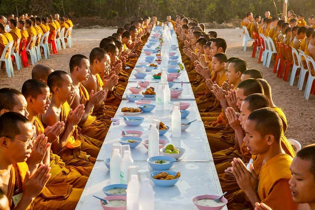 Michael Yamashitaのインスタグラム：「Monks eat and pray at a prayer retreat in Nongkai, Thailand. Happy Thanksgiving to all!  #thanksgiving #thanks #turkeyday」