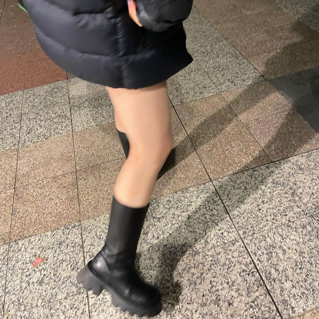 蘂さんのインスタグラム写真 - (蘂Instagram)「今年ほんとに冬が優しいからショートボトムス × ブーツ がマストで優勝✨️ @cheme.official のブラックブーツは丈感もすき、 太く見えるふくらはぎの部分までカバーしてくれるから痩せみえします◎ @jumelle_jp のおNew👜と合わせるとダブルレザーでカワチです🩷 ・ ちな恵比寿ガーデンプレイス11月下旬は空いてました恋人や友人と是非𖤐´- ・ ・ ・ #gifted #ootd #恵比寿ガーデンプレイス」11月24日 9時41分 - zui____chan