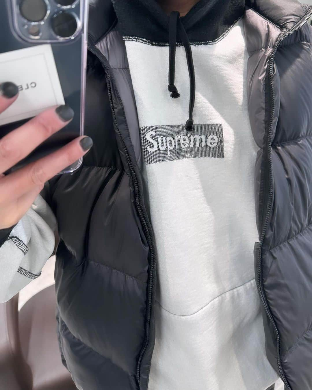 加代憲康さんのインスタグラム写真 - (加代憲康Instagram)「supreme box logo 反転裏返し これ、、、暖かすぎて暑い🥵笑  もうちょい寒くなったらアリですね！  今日は大阪サロンワークです！ 12月の予約開放しました！ @granmash ⇦加代専用クーポンのみになりますのでよろしくお願いします！  @cleto_all 名古屋サロンワーク 12月二回目の予約開放日は 11月28日火曜です！ よろしくお願いします🙇  【Aujua 20%OFF】年末恒例のシャンプー🧴トリートメントのボトルサイズ、詰め替えサイズのキャンペーン！  今回からオンライン限定になります！！ オンラインでの購入方法は、 1️⃣専用🆔のカードをスタッフから受け取ってください 2️⃣ミルボン公式オンラインショップで登録お願いします🤲 3️⃣12月1日〜31日で使えるクーポンを選んで購入確定してください😆  いつも購入いただいてる種類がわからない方、購入方法がわからない方はスタッフにご連絡ください！」11月24日 9時44分 - kasshi_cleto