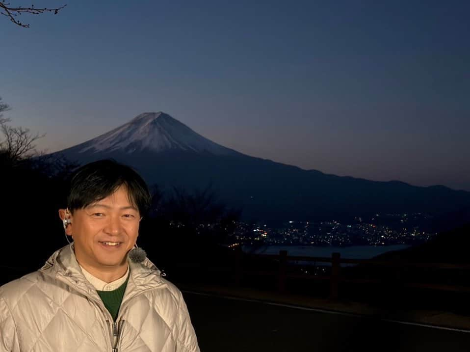 依田司のインスタグラム：「11月24日(金) 山梨の郷土料理「ほうとう」の老舗、河口湖町にある『天下茶屋』からの中継。昭和９年に店を構え、峠を行き交う旅人に食事などをふるまったのが始まり。 かつては、多くの文人も訪れていたそうで…「太宰治」が執筆に励んだ場所でもあるんです。お店の２階には、「太宰治文学記念室」として、当時、彼が使用していた机や火鉢などが展示されています。 その太宰も愛したというのがコチラの「ほうとう」。たっぷりの野菜とキノコ、コシのある自家製麺をじっくり煮込み、オリジナルの味噌で仕上げています。ほうとう（そうとう）美味しかったですょ。 富士山を眺めながら縁側の席で食事を楽しむことができます！ほうとう食べてほうっとしませんかw。 あの家族も来ていたとは笑。  #大国魂神社 #酉の市 #DoCLASSE #ドゥクラッセ #依田さん #依田司 #お天気検定 #テレビ朝日 #グッドモーニング #サタデーステーション #気象予報士 #お天気キャスター #japan #japantrip #japantravel #unknownjapan #japanAdventure #japanlife #lifeinjapan #instagramjapan #instajapan #療癒 #ilovejapan #weather #weathercaster #weatherforecast」