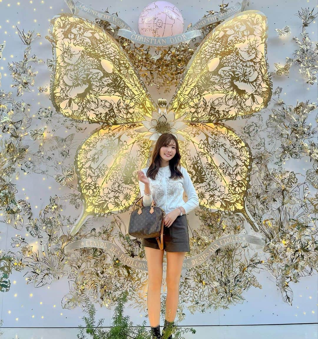 YOUKORINのインスタグラム：「Dior POP UP🦋  ホリデーポップアップショップが 表参道に🤍 ホワイト、ゴールドで冬っぽくて 可愛かったあ💓  12/25までの期間限定🎄.* フォトスポットは予約不要  #表参道 #期間限定 #イルミネーション #イルミネーション2023 #ポップアップ#東京#表参道 #クリスマス」