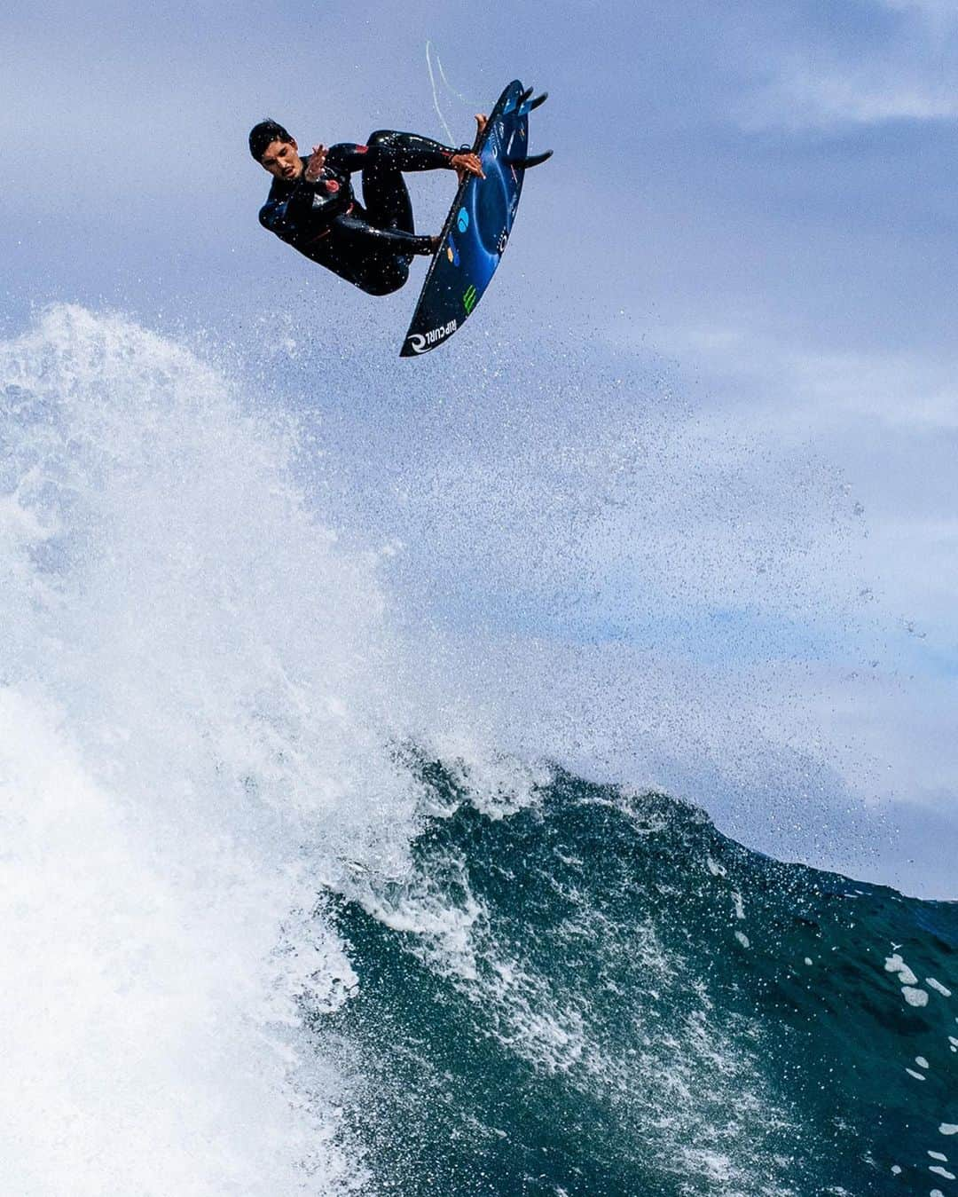 リップカールさんのインスタグラム写真 - (リップカールInstagram)「3x World Surfing Champion @gabrielmedina takes our most technically advanced wetsuit to date for a spin. ⁠ ⁠ Using our world-first Dry Seam Technology, this unique bonding technique delivers a stronger seam without the need for stitching.⁠ ⁠ This is our most flexible, warm and durable wetsuit yet.⁠ ⁠ Explore the FlashBomb Fusion Wetsuit -> link in bio. ⁠ ⁠ --⁠ ⁠ #RipCurl #FlashBombFusion #GabrielMedina #DrySeamTechnology #RipCurlWetsuits」11月24日 9時46分 - ripcurl