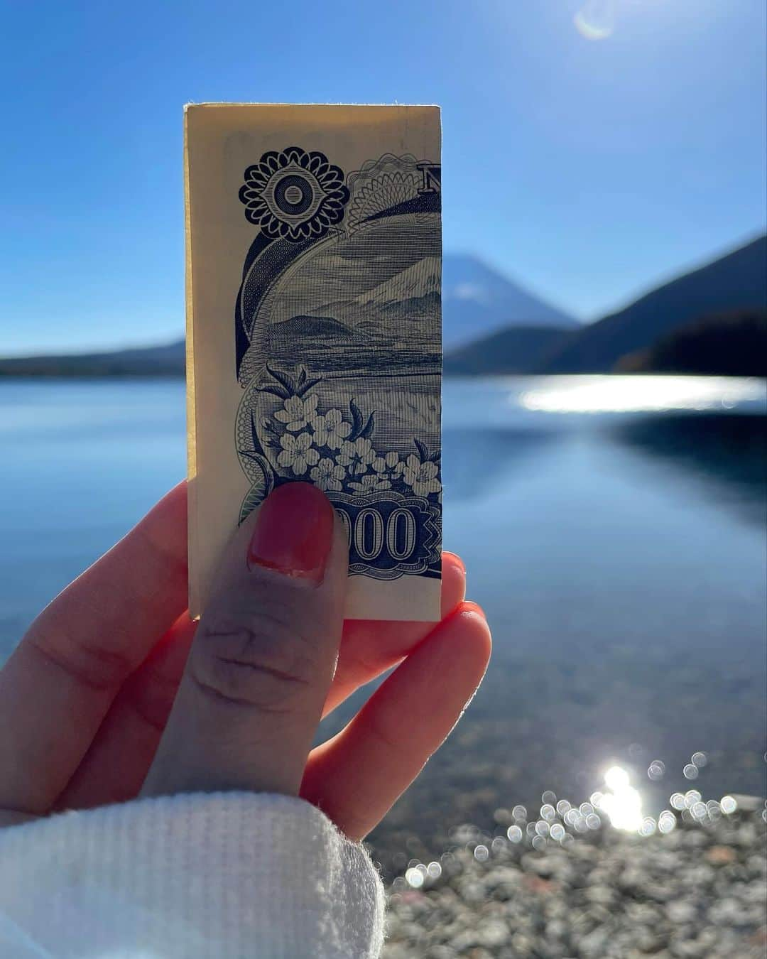 唐沢美帆のインスタグラム：「△  1000円札に描かれている富士山は 本栖湖からの風景だそう ◡̈   #洪庵キャンプ場 #本栖湖 #富士五湖　 #日の出  #TRUEさん #唐沢美帆 #つるきゃん△ #キャンプ #キャンプ女子 #camping  #campinglife  #campingtrip」