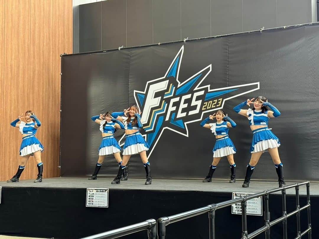 ファイターズガールのインスタグラム：「. 昨日は『F FES』が開催されました✨  色々なブースでファンの皆さまとふれ合ったり ステージには本当に本当に、沢山の方にお集まりいただき感謝の気持ちでいっぱいです。  メンバーが想いを込めて作ったステージパフォーマンス、 お楽しみいただけましたか？💕  また、サプライズの『チーム清宮FRIENDS』とのコラボジンギスカンダンスも 見応えあったのではないでしょうか🤭  ファンの皆さまと楽しい時間を過ごして 皆さまの笑顔を沢山見ることができて とても幸せな一日でした☺️  皆さま、ご来場ありがとうございました❤️  #fightersgirl #ファイターズガール #lovefighters #北海道日本ハムファイターズ #新時代 #FANS_ARE_OUR_TREASURE #Fビレッジ #エスコンフィールドHOKKAIDO #エスコンフィールド #ffes」